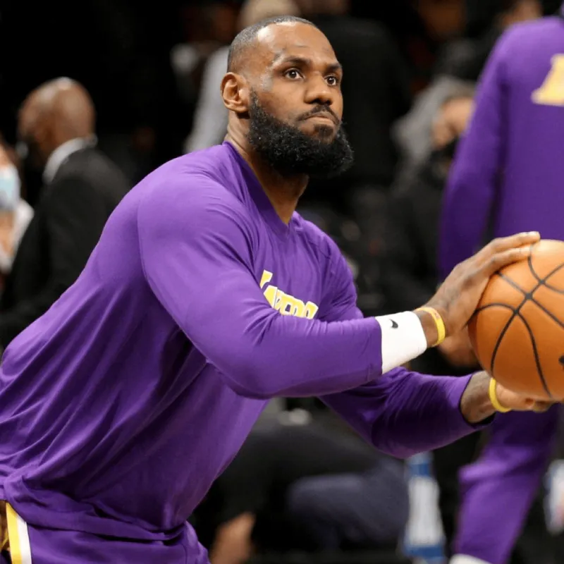 一站式AI创作-高效输出！詹姆斯近2战场均30.0分9.0篮板8.0助攻1.0次盖帽